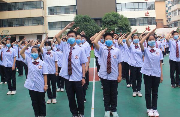 向国旗敬礼 向国旗敬礼